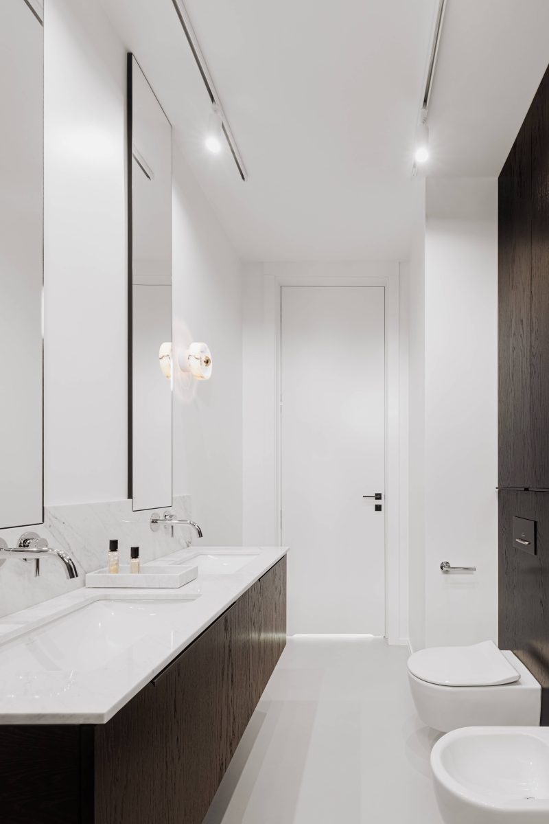 Wysokie drzwi w wąskiej łazience