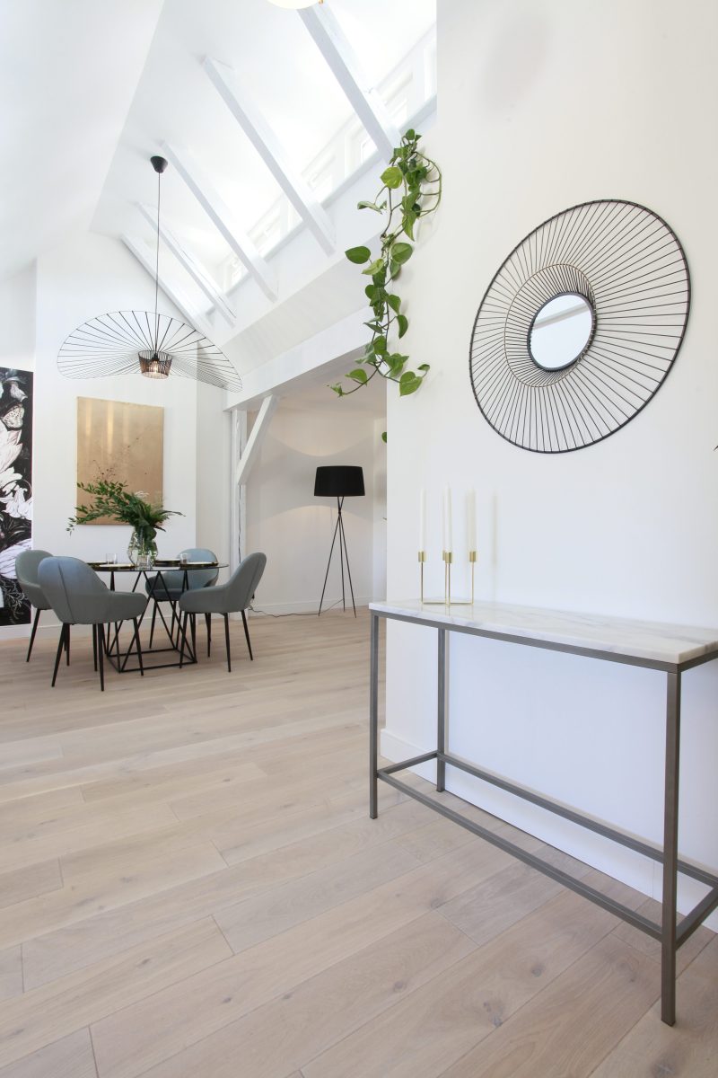 Nowoczesne wnętrze - przestronny, oświetlony salon