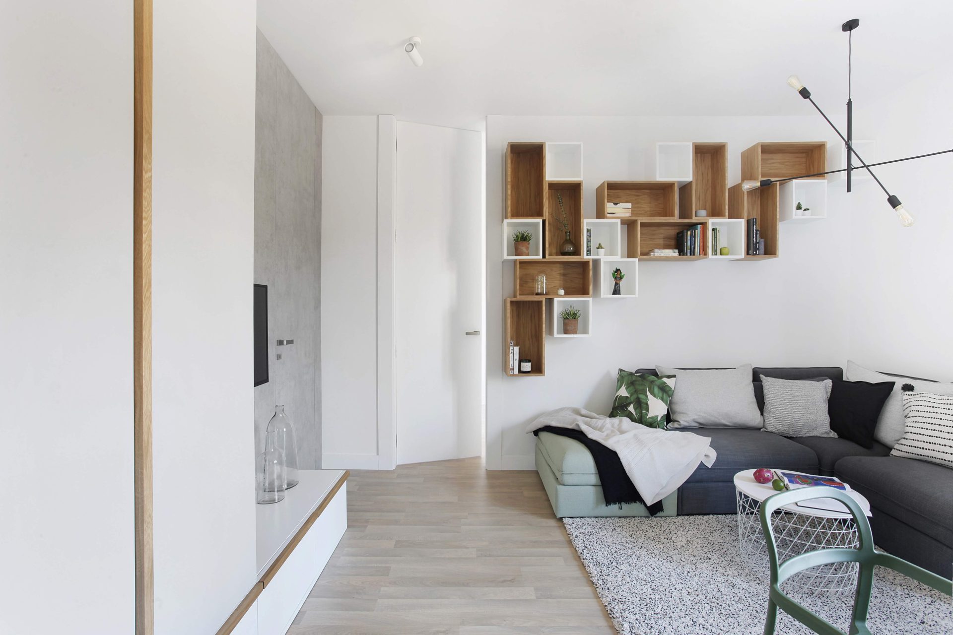 Nowoczesne wnętrze z drzwiami wysokimi do sufitu